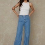 Jane Flare Jeans by Kings of Indigo - nachhaltige Jeans für Frauen mit ausgestelltem Bein in heller Waschung